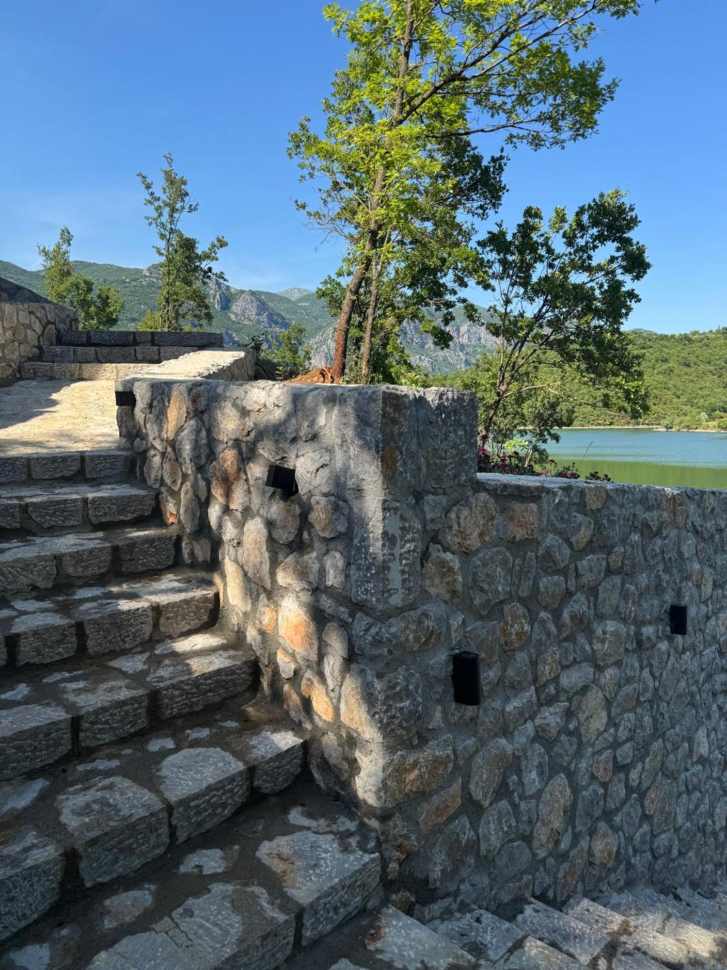 Agora Farmhouse Koman Buitenkant foto